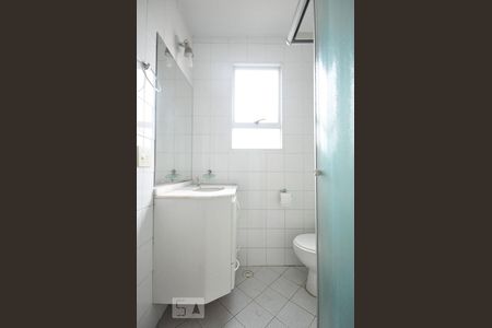 banheiro de apartamento para alugar com 2 quartos, 56m² em Vila Suzana, São Paulo