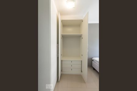 Detalhe do armário de apartamento para alugar com 1 quarto, 49m² em Alphaville Industrial, Barueri