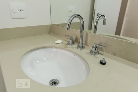 Banheiro da suíte de apartamento para alugar com 1 quarto, 49m² em Alphaville Industrial, Barueri