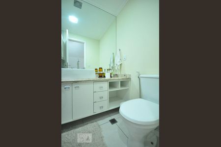 banheiro de apartamento para alugar com 2 quartos, 51m² em Parque Reboucas, São Paulo