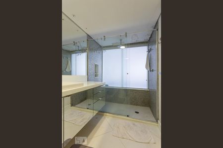 Apartamento à venda com 90m², 1 quarto e 2 vagasBanheiro da suíte