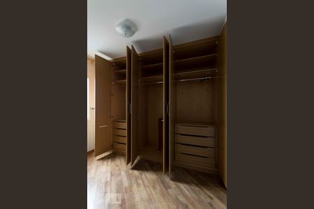 Apartamento para alugar com 87m², 3 quartos e 2 vagasQuarto 2 (Armários)