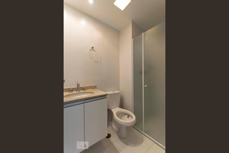 Banheiro social de apartamento para alugar com 2 quartos, 68m² em Chácara Inglesa, São Paulo