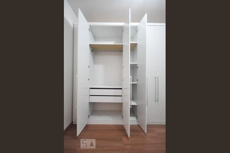 armário do quarto 1 de apartamento para alugar com 3 quartos, 75m² em Parque Reboucas, São Paulo