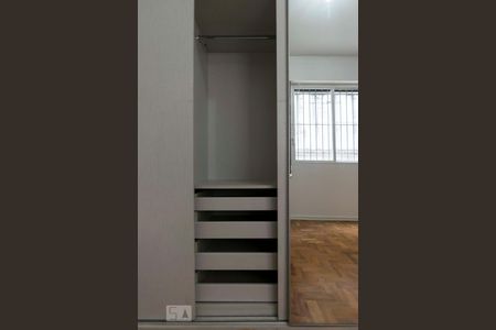 Apartamento para alugar com 70m², 2 quartos e sem vagaQuarto 1 (Armários)