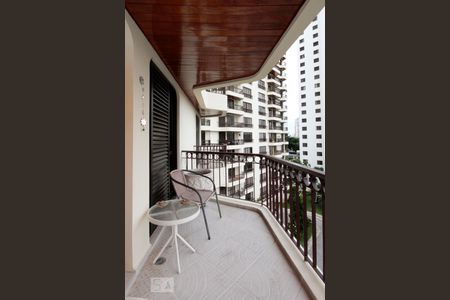 Apartamento à venda com 200m², 3 quartos e 3 vagasVaranda