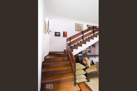 Casa para alugar com 338m², 3 quartos e 3 vagasEscada