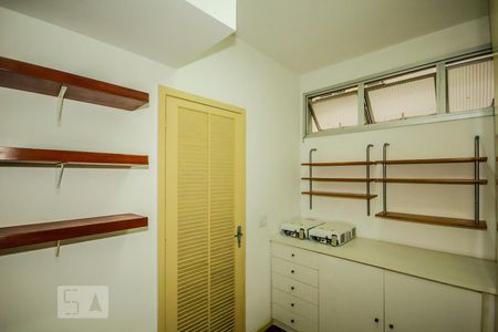 Apartamento à venda com 157m², 3 quartos e 2 vagas Apartamento à venda com 157m², 3 quartos e 2 vagasQuarto de Serviço