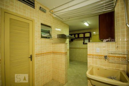 Apartamento à venda com 157m², 3 quartos e 2 vagas Apartamento à venda com 157m², 3 quartos e 2 vagasÁrea de Serviço