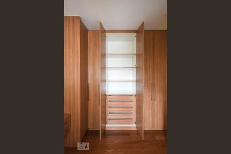 Apartamento à venda com 69m², 2 quartos e 2 vagasArmário da Suíte