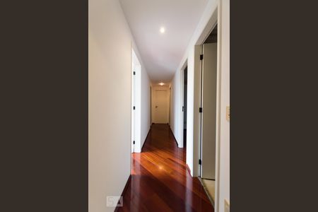 Corredor de apartamento para alugar com 4 quartos, 120m² em Vila Suzana, São Paulo