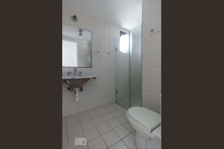 Banheiro de apartamento para alugar com 2 quartos, 65m² em Parque Peruche, São Paulo