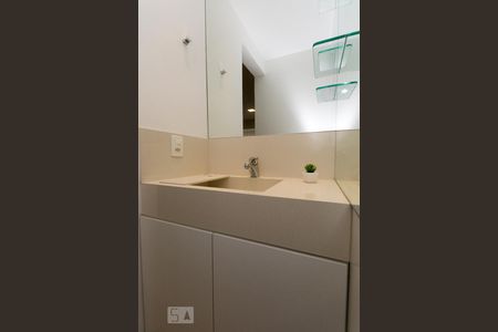 Banheiro de kitnet/studio para alugar com 1 quarto, 58m² em Pinheiros, São Paulo