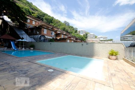 Apartamento à venda com 100m², 2 quartos e 1 vaga Apartamento à venda com 100m², 2 quartos e 1 vagaPiscina.