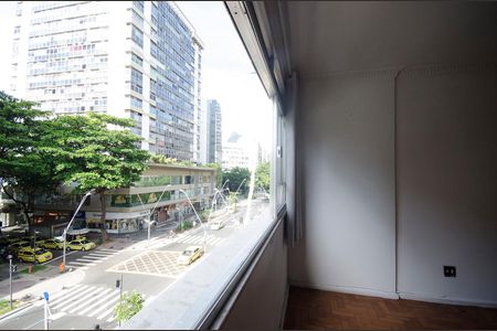 VISTA EXTERNA DA JANELA DA SALA PRINCIPAL de apartamento à venda com 3 quartos, 100m² em Leblon, Rio de Janeiro