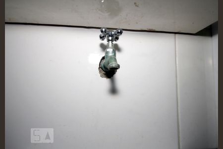 Casa à venda com 203m², 2 quartos e 2 vagasTorneira Banheiro de Serviço.