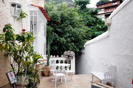 Casa à venda com 203m², 2 quartos e 2 vagasÁrea Externa Frente.