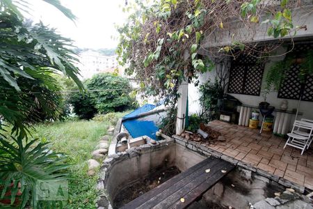 Casa à venda com 203m², 2 quartos e 2 vagasÁrea externa.