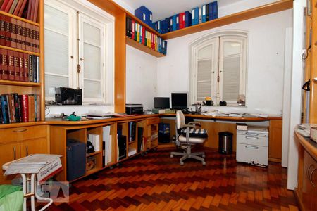 Casa à venda com 203m², 2 quartos e 2 vagasEscritório.