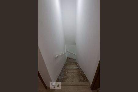 Casa à venda com 200m², 3 quartos e 2 vagasEscada