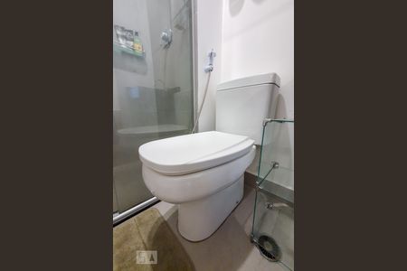 Banheiro de kitnet/studio para alugar com 1 quarto, 33m² em Perdizes, São Paulo