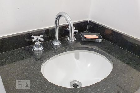 Banheiro de kitnet/studio para alugar com 1 quarto, 33m² em Perdizes, São Paulo