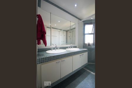 Apartamento à venda com 348m², 4 quartos e 3 vagasBanheiro