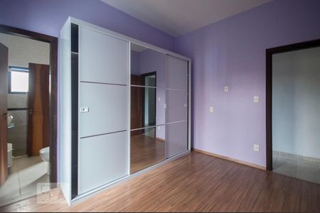 Casa à venda com 300m², 5 quartos e 5 vagasSuíte 04