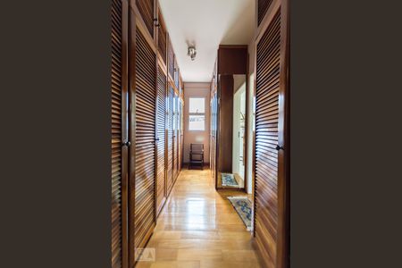 Casa de condomínio para alugar com 495m², 4 quartos e 4 vagasCloset