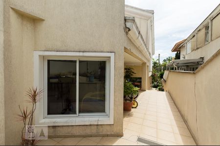 Casa de condomínio para alugar com 495m², 4 quartos e 4 vagasCorredor de acesso lateral (acesso a garagem / Saída)