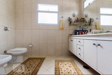 Casa de condomínio para alugar com 495m², 4 quartos e 4 vagasBanheiro da suíte 4