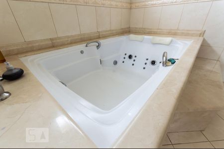 Casa de condomínio para alugar com 495m², 4 quartos e 4 vagasBanheiro da suíte 4