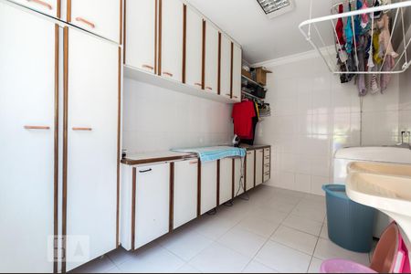 Casa de condomínio para alugar com 495m², 4 quartos e 4 vagasÁrea de serviço