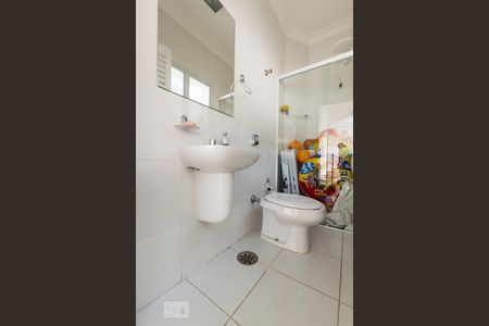 Casa de condomínio para alugar com 495m², 4 quartos e 4 vagasBanheiro na área da piscina/churrasqueira