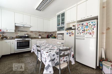 Casa de condomínio para alugar com 495m², 4 quartos e 4 vagasCozinha