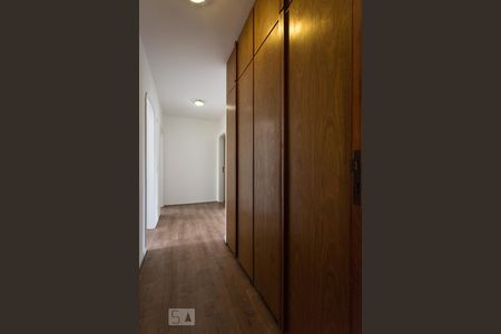 Corredor de apartamento à venda com 4 quartos, 200m² em Vila Nova Conceição, São Paulo