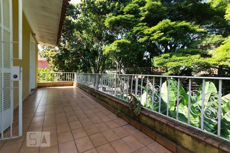 Casa à venda com 350m², 6 quartos e 4 vagas Casa à venda com 350m², 6 quartos e 4 vagasVaranda do Quarto 1 e Quarto 2