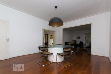 Casa à venda com 350m², 6 quartos e 4 vagas Casa à venda com 350m², 6 quartos e 4 vagasSala