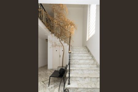 Casa à venda com 350m², 6 quartos e 4 vagas Casa à venda com 350m², 6 quartos e 4 vagasEscadas