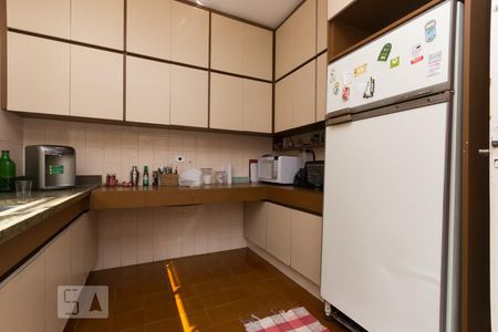 Casa à venda com 350m², 6 quartos e 4 vagas Casa à venda com 350m², 6 quartos e 4 vagasCozinha