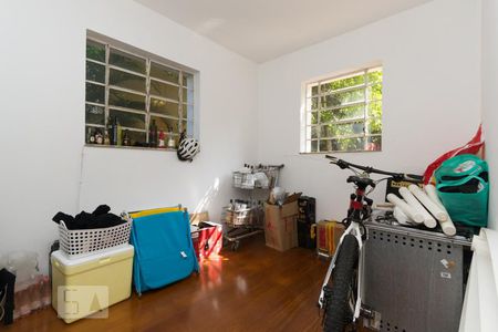 Casa à venda com 350m², 6 quartos e 4 vagas Casa à venda com 350m², 6 quartos e 4 vagasSala