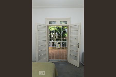 Casa à venda com 350m², 6 quartos e 4 vagas Casa à venda com 350m², 6 quartos e 4 vagasJanela do Quarto 1