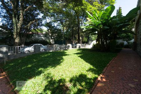 Casa à venda com 350m², 6 quartos e 4 vagas Casa à venda com 350m², 6 quartos e 4 vagasQuintal