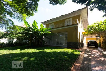 Casa à venda com 350m², 6 quartos e 4 vagas Casa à venda com 350m², 6 quartos e 4 vagasQuintal