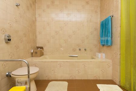 Casa à venda com 350m², 6 quartos e 4 vagas Casa à venda com 350m², 6 quartos e 4 vagasBanheiro da Suíte