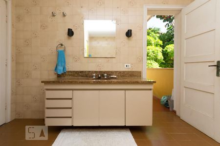 Casa à venda com 350m², 6 quartos e 4 vagas Casa à venda com 350m², 6 quartos e 4 vagasBanheiro da Suíte