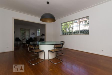 Casa à venda com 350m², 6 quartos e 4 vagas Casa à venda com 350m², 6 quartos e 4 vagasSala