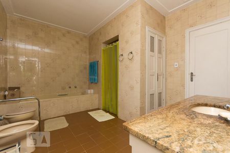 Casa à venda com 350m², 6 quartos e 4 vagas Casa à venda com 350m², 6 quartos e 4 vagasBanheiro da Suíte