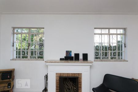 Casa à venda com 350m², 6 quartos e 4 vagas Casa à venda com 350m², 6 quartos e 4 vagasJanelas da Sala