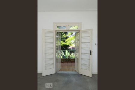 Casa à venda com 350m², 6 quartos e 4 vagas Casa à venda com 350m², 6 quartos e 4 vagasJanela do Quarto 2